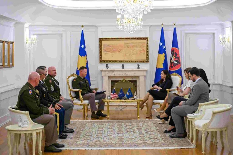 Presidentja Osmani nderon me Mirënjohje Presidenciale komandantin në largim të Komandës Rajonale Lindje të KFOR-it