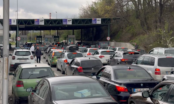 Ndalim i plotë i qarkullimit për automjete të rënda transportuese në pikën kufitare të Bllacës