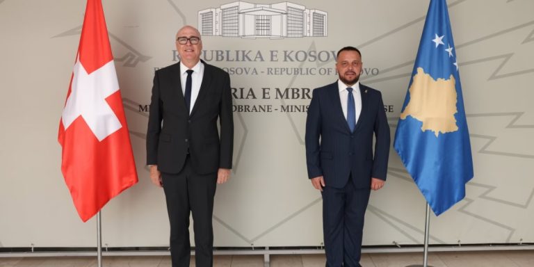 Maqedonci pret në takim homologun e tij zviceran, diskutuan për bashkëpunimin në fushën e trajnimeve të ushtarëve