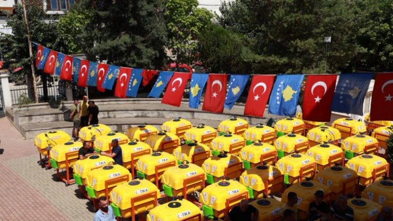 Fermerët e Mamushës përfitojnë 200 makineri për spërkatje