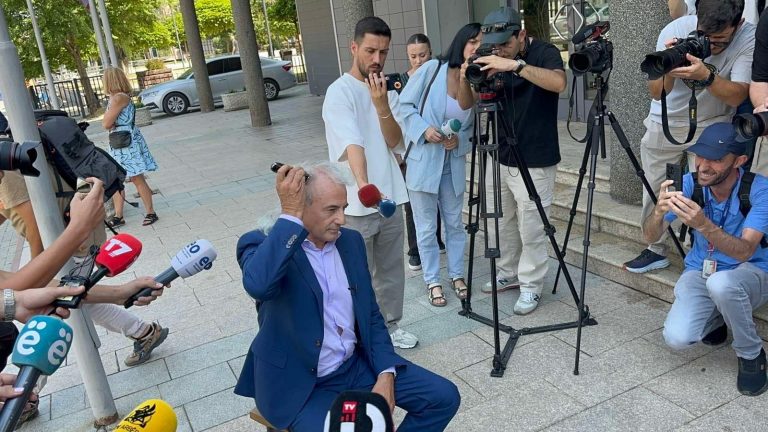 Avokati Koci pret flokët para Kuvendit në shenjë proteste për ngërçin institucional