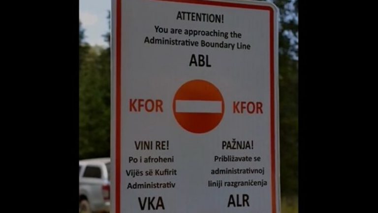 KFOR-i vendos shenja paralajmëruese në kufirin Kosovë-Serbi
