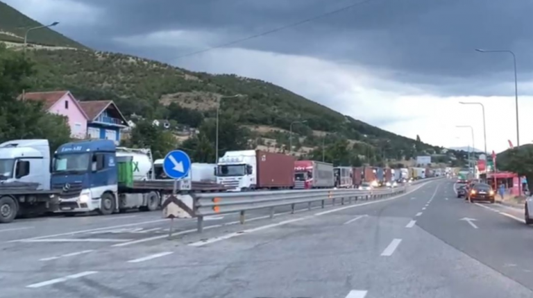 Radhë kilometrike në Vërmicë, pas ndalimit të qarkullimit të kamionëve gjatë orëve më të nxehta