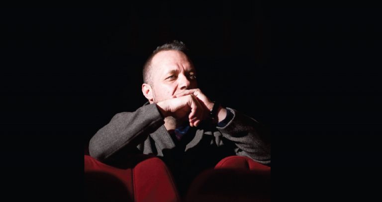 Posta lëshon në qarkullim pullën postare me figurën e regjisorit Bekim Lumi