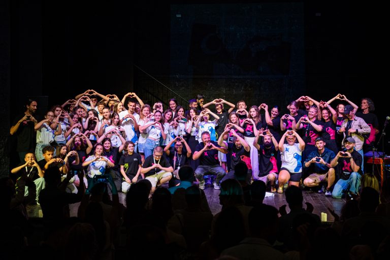 “Prizren Fest-Arti që s’ndalet përballë padrejtësisë” mbyllet me një natë qëndrese artistike dhe solidariteti me Palestinën