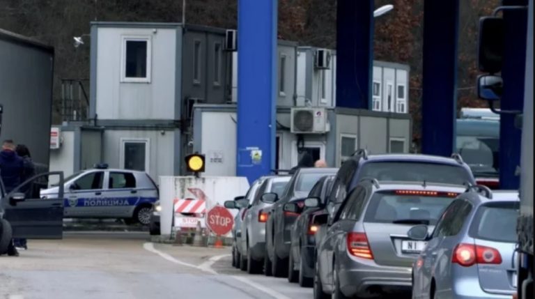 Një orë pritje për të hyrë në Kosovë përmes pikës kufitare në Muçibabë