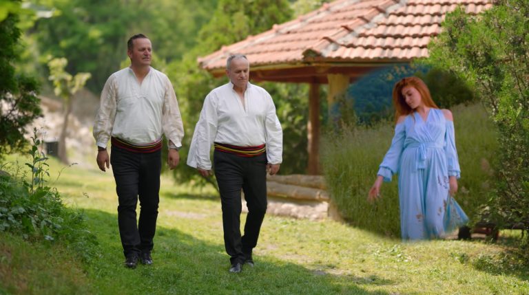 Vëllezërit Lecaj i këndojnë bukurisë së vajzës opojane