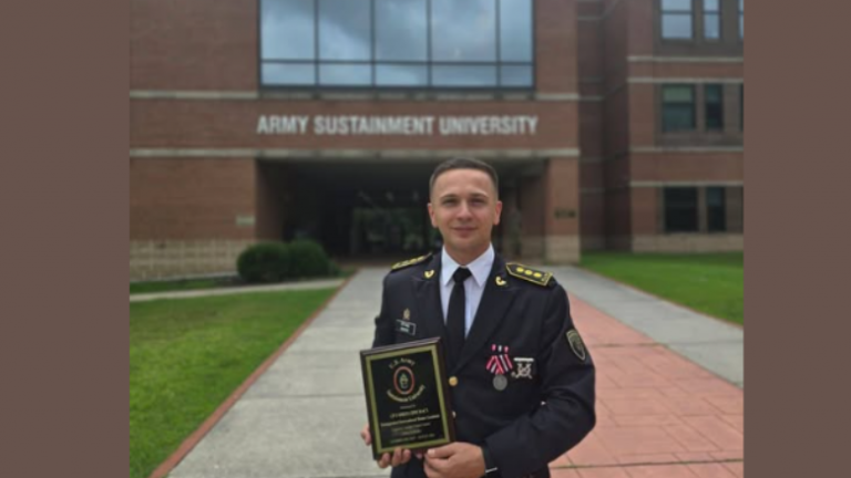 Oficeri i FSK-së diplomon me sukses në ShBA, nderohet me çmim ndërkombëtar