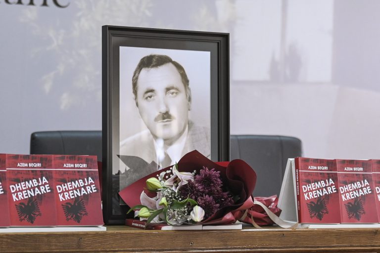 U kujtua aktivisti dhe i burgosuri politik Azem Beqiri në 20-vjetorin e vdekjes, Kurti: Ai ka gjet gjithmonë mënyra të angazhimit dhe kanale komunikimi për aktivitetin e tij politik