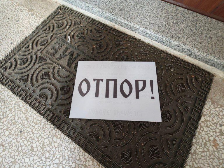 Zveçan, Policia gjen fletushka me thirrje për vendosjen e flamurit të Serbisë nëpër objekte