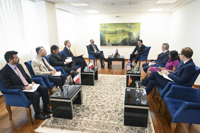 Kurti takoi ambasadorët e shteteve të QUINT-it dhe shefin e Zyrës së Bashkimit Evropian në Kosovë