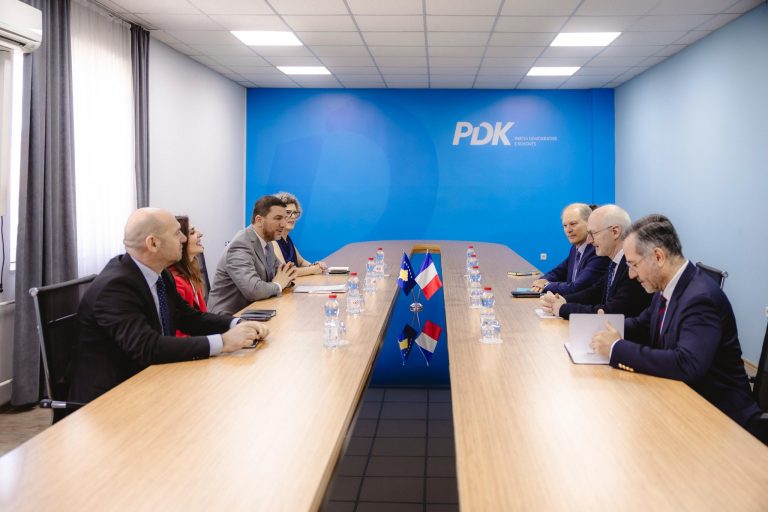 Krasniqi priti emisarin francez për Ballkanin Perëndimor dhe ambasadorin e Francës, biseduan për zhvillimet e fundit politike në Kosovë