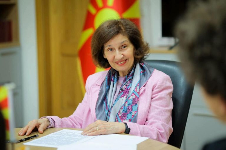 Presidentja e Maqedonisë së Veriut dënon thirrjet antishqiptare në Kumanovë: Urrejtja dhe racizmi s’kanë vend në fusha sportive