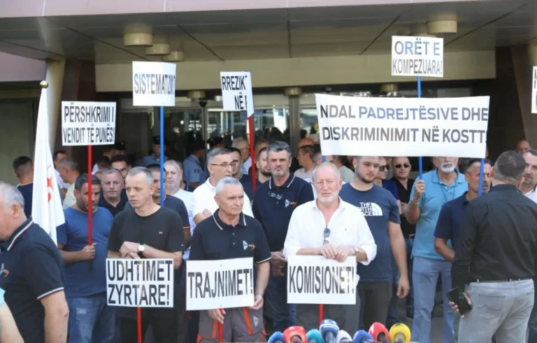 Protestojnë punëtorët e KOSTT-it, kërkojnë rritje të pagave