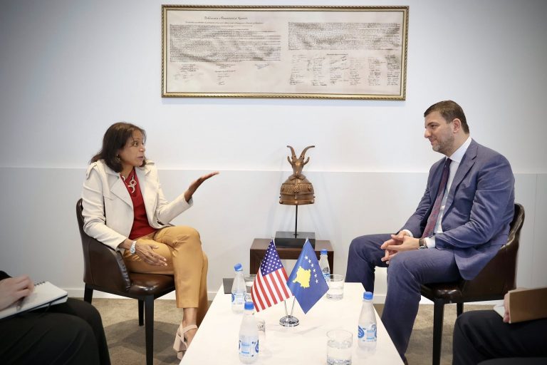 Krasniqi takon Prattipatin: Vonesat në themelimin e institucioneve po dëmtojnë funksionimin normal të shtetit