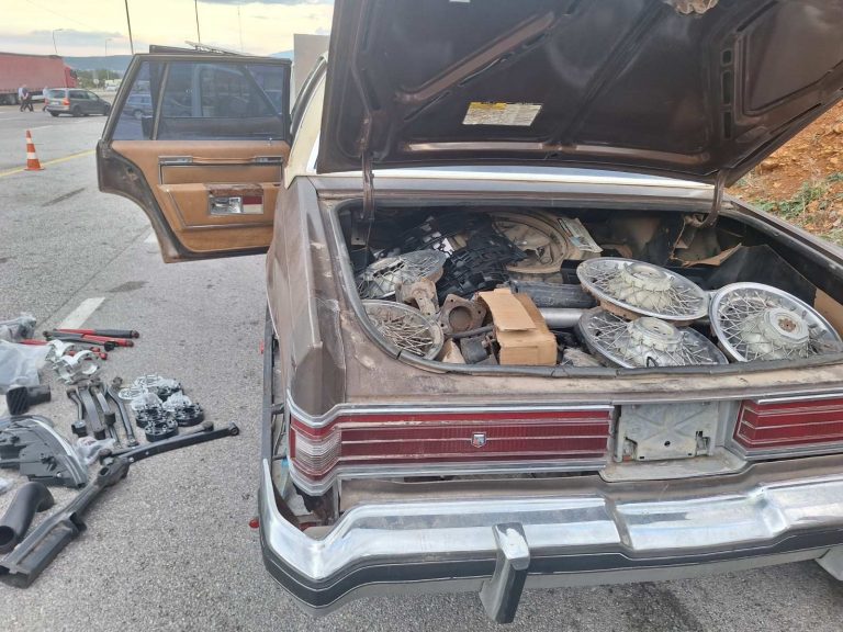 Mallra të padeklaruara në automjetin “Old Timer”, zbulohet kundërvajtje doganore në Vermicë