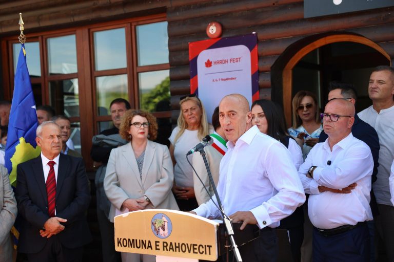 Haradinaj mori pjesë në hapjen e festivalit “Hardh Fest 2025” në Rahovec: Rahoveci, kryeqyteti i rrushit dhe verës