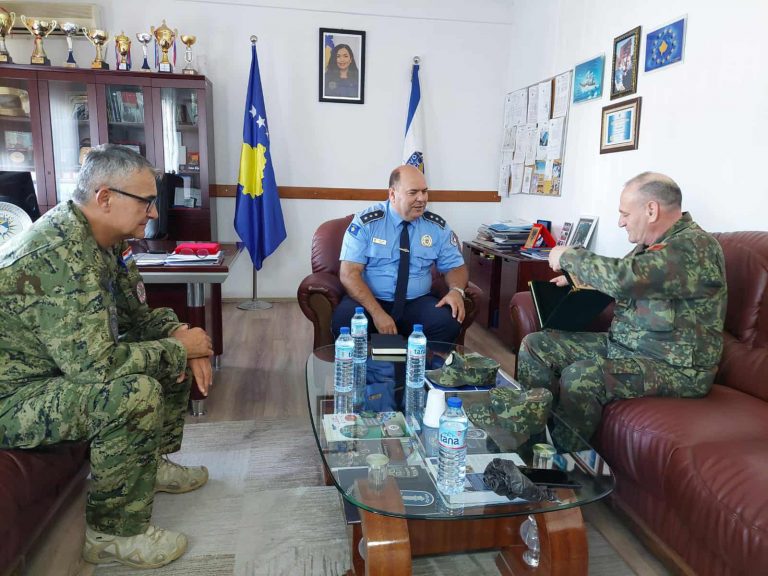 Drejtori rajonal i Policisë në Prizren priti përfaqësuesit e KFOR-it në takim zyrtar, me rastin e 26-vjetorit të themelimit të PK-së