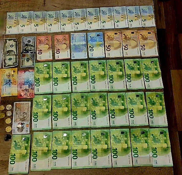 Qytetari nga Shtimja dorëzon në Polici portofolin me një shumë të konsiderueshme parash