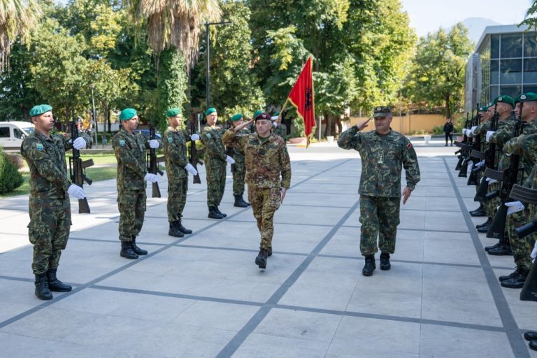 Komandanti i KFOR’it në Tiranë, flet me Ministrin e Mbrojtjes për sigurinë në Kosovë dhe dialogun