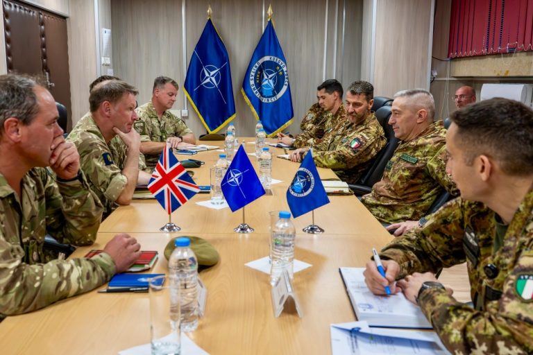 Komandanti i KFOR-it dhe gjenerali i Ushtrisë britanike diskutuan për sigurinë në Kosovë