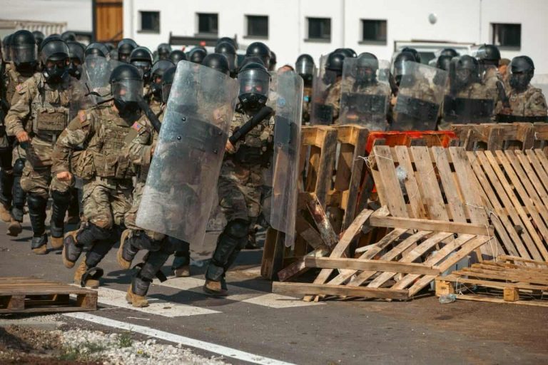 Ushtarët e KFOR-it stërviten për kontrollin e turmave