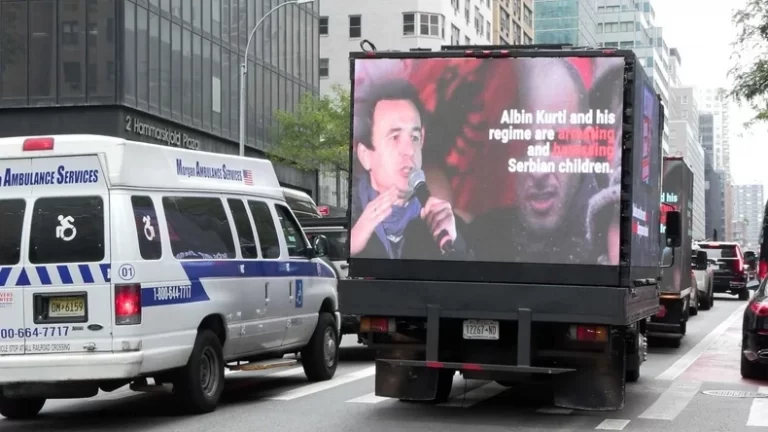Billborda kundër Kosovës e Kurtit në New York nga diaspora serbe