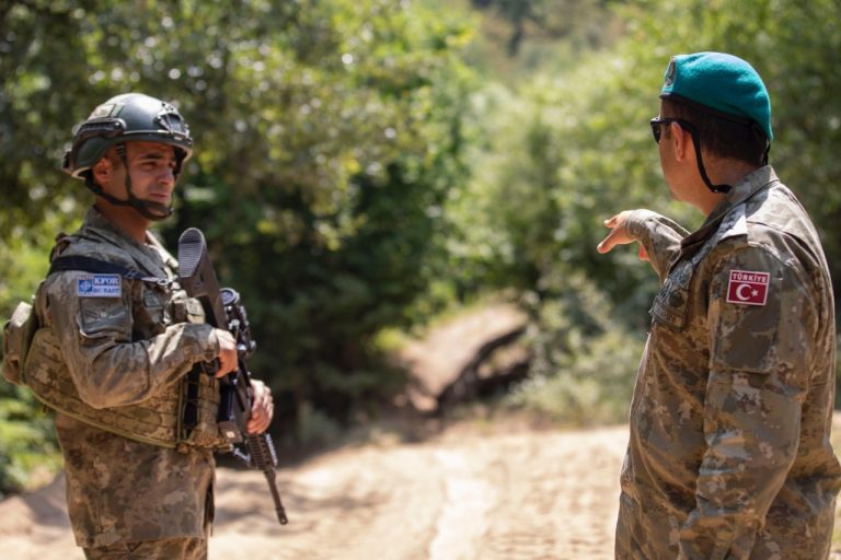 KFOR vendos 114 tabela të reja përgjatë kufirit Kosovë–Serbi: Ulin rrezikun e kalimeve aksidentale