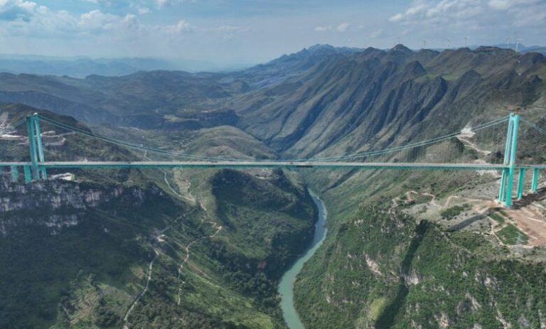 Kina përuron urën më të lartë në botë, përafërsisht 624 metra mbi tokë