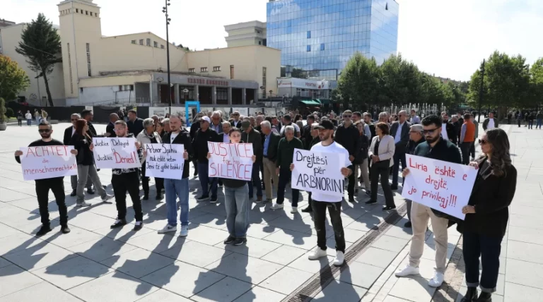 Me protestë kërkohet lirimi nga paraburgimi në Serbi i ish-policit Spahiu