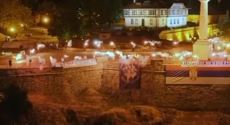 Në Serbi nderohen terroristët serbë që u vranë në Banjskë