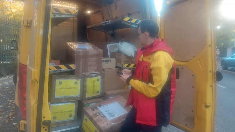 KQZ: Deri në ora 10:00 janë aprovuar mbi 29 mijë pako me fletëvotime nga jashtë dhe rreth 3900 janë refuzuar