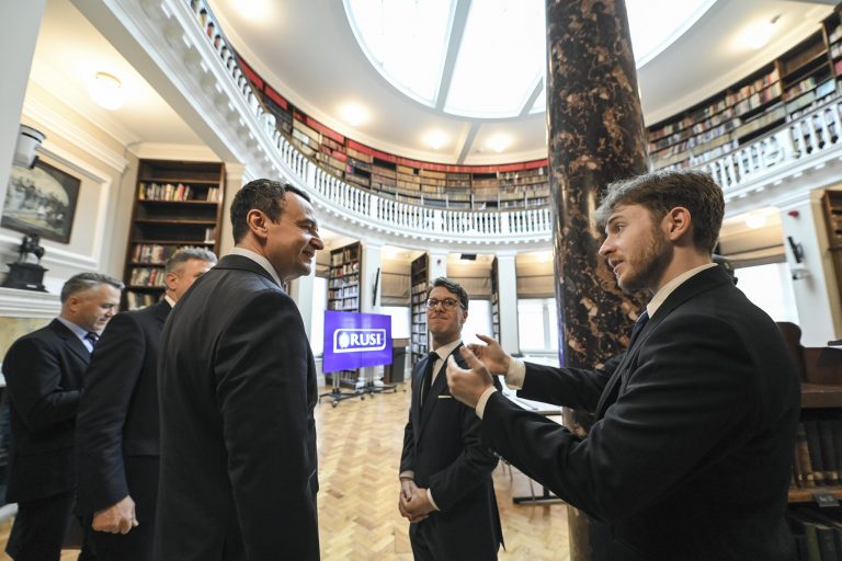 Kurti pritet në Institutin Mbretëror të Shërbimeve të Bashkuara: Prezenca britanike në rajonin tonë është e nevojshme