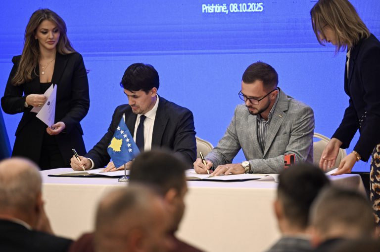 Nënshkruhen marrëveshje për mbështetjen financiare të 198 ndërmarrjeve në vlerë 8.9 milionë euro