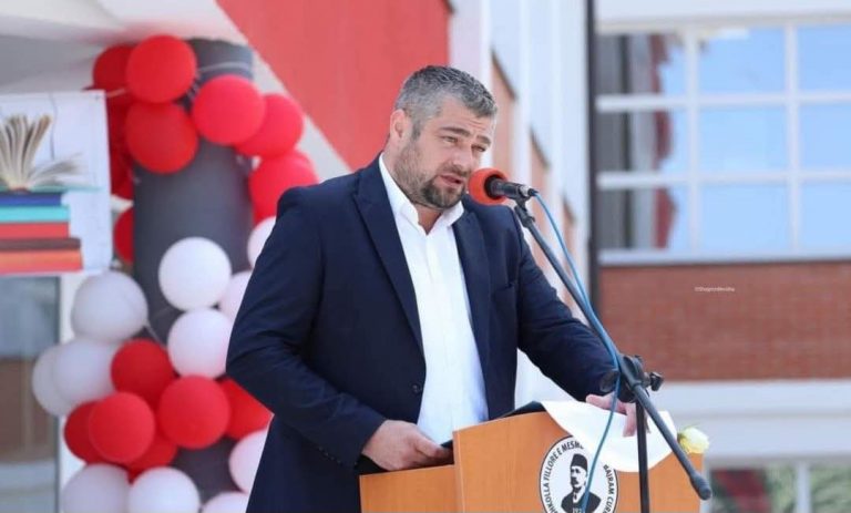 “E korite emrin e babës” – Andin Hoti reagon pas kritikave: “Respekti që lidhet me bindjen politike është hipokrizi”