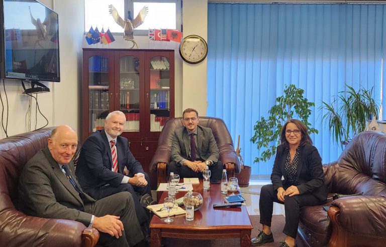 Kryeprokurori i Prizrenit priti në takim përfaqësuesit e projektit britanik “Integriteti Gjyqësor”