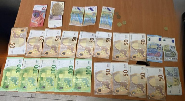 Djaloshi 10 vjeçar dorëzon në polici portofolin me 1 mijë e 130 euro
