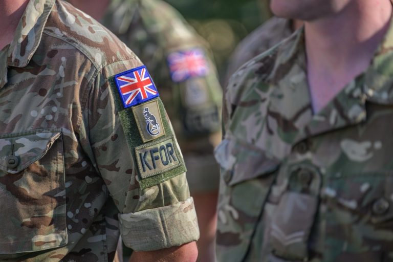 Mbretëria e Bashkuar njoftoi se do të vazhdojë të kontribuojë me trupa në Kosovë së paku deri më 2028, reagon KFOR