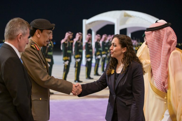 Osmani arrin për vizitë pune në Riad, pritet me nderime ushtarake