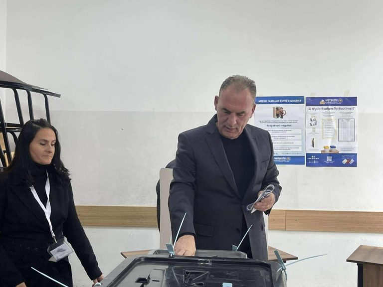 Votoi edhe Fatmir Limaj: Qytetarët sot kanë shansin të vlerësojnë punën e kandidatëve