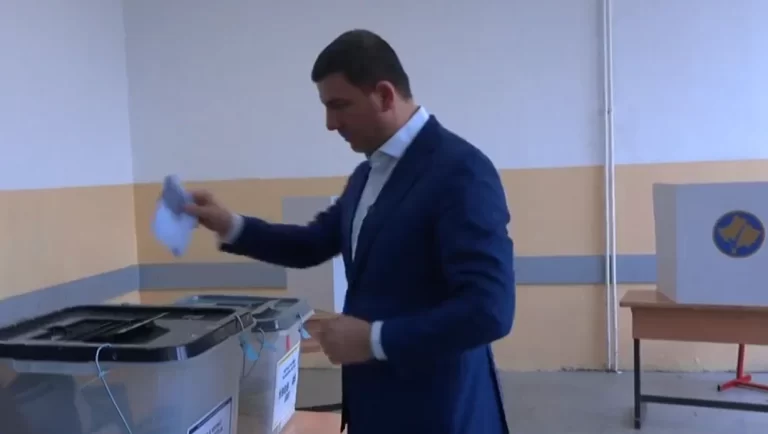 Votoi edhe Memli Krasniqi: Të gjithë qytetarët të dalin masivisht në zgjedhje