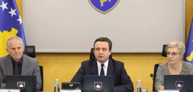 Kurti premton pagën e 13-të, për të gjithë punonjësit e sektorit publik