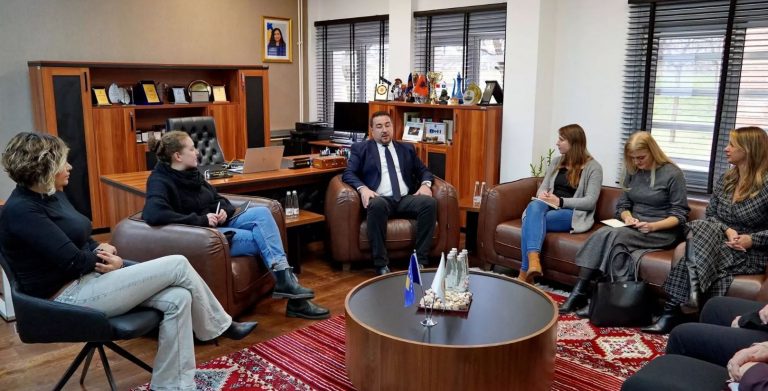 Universiteti “Ukshin Hoti” dhe OJQ “EC Ma Ndryshe” diskutuan për integrimin e Laboratorit të Inovacionit të Gjelbër