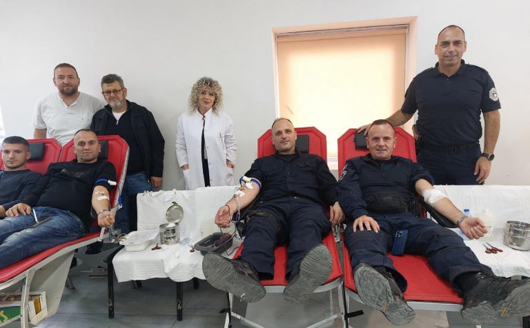 Pjesëtarët e Njësisë Speciale të Policisë së Kosovës dhurojnë gjak në kampin “Bellvedere” në Mitrovicë