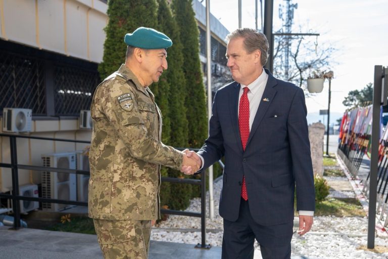Komandanti i KFOR-it dhe delegacioni i Kongresit amerikan flasin për sigurinë në Kosovë