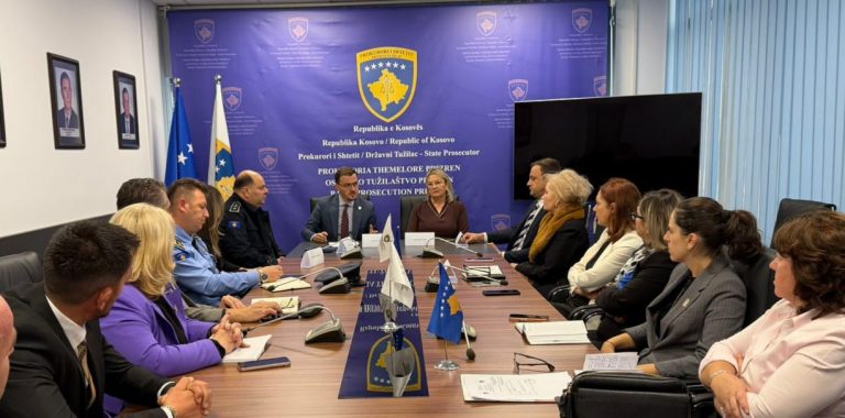 Kryeprokurori i Prizrenit mban takim pune lidhur me fillimin e implementimit të hallkave elektronike për parandalimin e dhunës në familje
