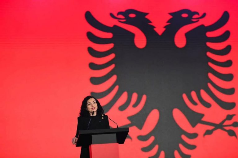 Presidentja Osmani uron Ditën e Flamurit dhe ngjarjet historike të 28 Nëntorit