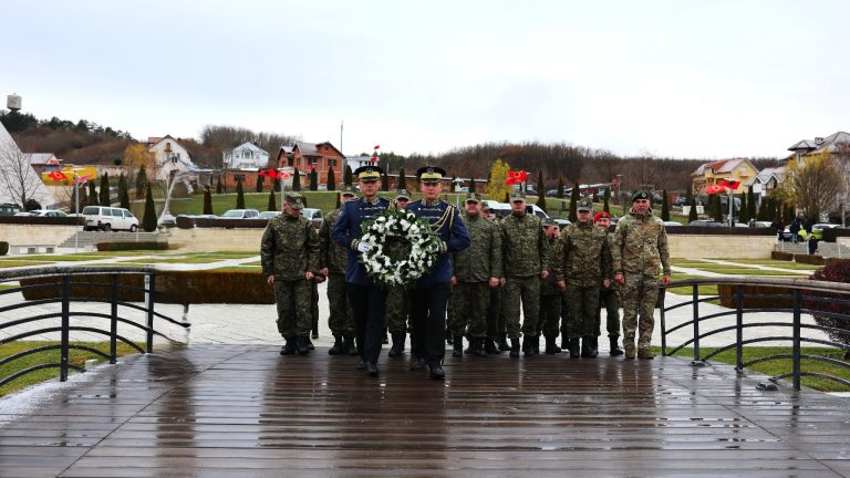 FSK shënon Festat e Nëntorit me homazhe në Kompleksin Memorial në Prekaz