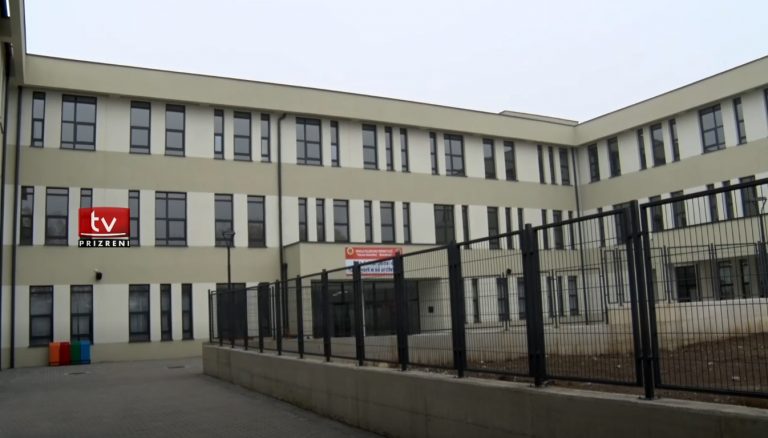Rrjedhja e ujit në shkollën “Nazim Kokollari” në Prizren shkakton përplasje reagimesh mes pushtetit dhe opozitës