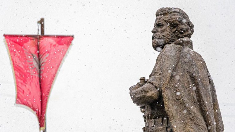 Osmani në 70-vjetorin e lindjes së Adem Jasharit: I gjallë në çdo zemër shqiptari